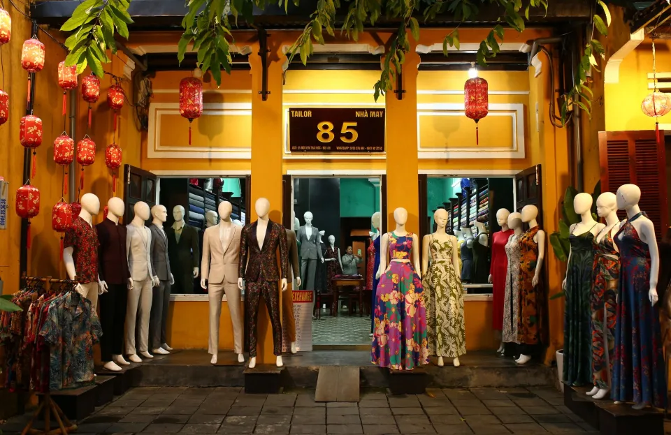 Khu treo áo vest và đầm dự tiệc